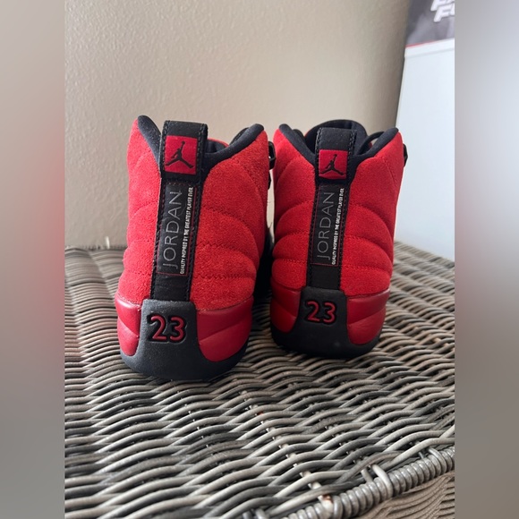 Jordan’s size 6Y or 7Wmns - Picture 3 of 5